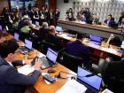 Reunião da CPMI do INSS no Congresso Nacional, onde oposição conquistou presidência e relatoria, gerando reações na base governista.
