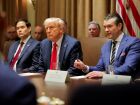 Donald Trump durante reunião de gabinete em que anunciou demissão de diretora do Fed e comentou sobre China e economia.