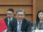 Ministro chinês Wang Wentao durante reunião em Pequim para reforçar laços econômicos.