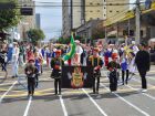 Multidão acompanha desfile cívico dos 126 anos de Campo Grande na Rua 13 de Maio, com recorde de participação e clima de festa.