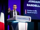 Jordan Bardella, líder do Reagrupamento Nacional, pede novas eleições e critica gestão fiscal do governo Macron.