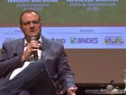 Nelson Barbosa detalha investimentos do BNDES em cidades sustentáveis, incluindo mobilidade urbana e eficiência energética.