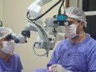 A córnea é uma camada fina e transparente que cobre a parte frontal do olho. O transplante é necessário quando a visão é comprometida e outros tratamentos não funcionam.