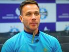 Arthur é recebido com carinho pela torcida do Grêmio ao retornar ao clube para ajudar na recuperação da equipe