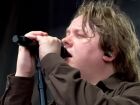 Lewis Capaldi emocionou público após episódio com Síndrome de Tourette; astro vem ao Brasil