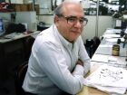 O escritor Luis Fernando Verissimo em ambiente de trabalho. Foto de 1995