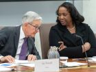 Lisa Cook ao lado do presidente do Fed, Jerome Powell 