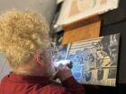 O artista plástico Daniel Freitas durante produção artística