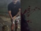 Policial penal aponta a arma para o pé do entregador Valério Souza; ao lado, a vítima mostra o pé ensanguentado 