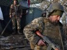 Militar ucraniano vigia fronteira em Sumy; ONU denuncia uso de tortura como estratégia russa na guerra.