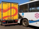 Colisão entre ônibus e carreta na Guaicurus termina sem feridos e sem acordo entre empresas