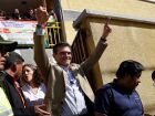 O candidato presidencial Rodrigo Paz acena após acompanhar sua filha Catalina para votar nas eleições presidenciais em La Paz, Bolívia, domingo, 17 de agosto de 2025.