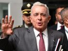 Imagem mostra o ex-presidente colombiano Álvaro Uribe durante uma coletiva de imprensa em Bogotá, em 10 de fevereiro. Justiça concluiu que Uribe possui relação com grupos paramilitares