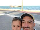 Pai e filho lado a lado, unidos por amor, cuidado e presença em cada momento da vida