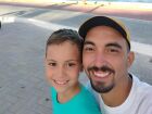 Pai e filho lado a lado, unidos por amor, cuidado e presença em cada momento da vida.