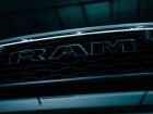 Grade frontal de modelo da Ram; marca prepara anúncio para 13 de agosto que deve impactar o mercado brasileiro de picapes.        Perguntar ao ChatGPT