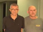Piloto de avião aposentado, à esquerda, acusado de estupro, saindo de audiência de custódia.