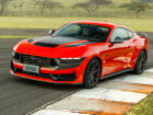 Mustang Dark Horse em ação na pista, destacando sua performance esportiva