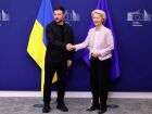 O presidente da Ucrânia Volodmir Zelenski e a presidente da Comissão Europeia Ursula Von der Leyen, durante reuniao neste domingo, em Bruxelas: comitiva de líderes europeus. 