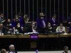 Deputados ocupam Mesa Diretora e fazem protesto com esparadrapo na boca
