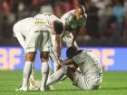 Neymar precisou ser consolado pelos companheiros ao final do jogo contra o Vasco.