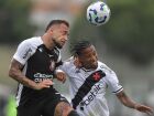 Maycon e Tchê Tchê em disputa de bola.