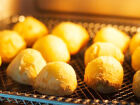 Bolo de pão de queijo: uma versão irresistível da tradicional iguaria brasileira, com crosta crocante e interior macio.