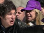 Imagem mostra o presidente Javier Milei ao lado da irmã e secretária-geral da Presidência, Karina Milei, durante uma carreata em Lomas de Zamora, na Grande Buenos Aires, nesta quarta-feira, 27. Argentino foi alvo de pedradas durante o evento.