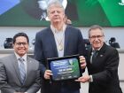 O secretário estadual Jaime Verruck recebe a Medalha Legislativa 