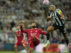 Joelinton ganha dividida pelo alto com Mohamed Salah durante jogo entre Newcastle e Liverpool na Premier League.