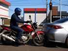 Motociclista teve a moto atingida por carro que deu marcha à ré no bairro São Bento 