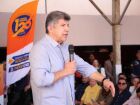 Lidio Lopes durante a entrega do Condomínio Vila da Melhor Idade, com idosos e autoridades locais