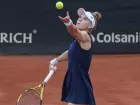 Laura Pigossi em ação durante partida no circuito profissional de tênis 