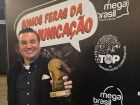 Rodrigo Corrêa, da Bracell-MS, comemora o prêmio de Melhor Executivo de Comunicação Corporativa do Centro-Oeste, recebido durante o Top Mega Brasil 2025, em São Paulo.