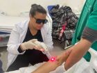 Hospital Regional de Ponta Porã adota laserterapia para acelerar a recuperação de pacientes após cirurgias, visando melhorar a cicatrização e reduzir o uso de analgésicos.