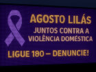 Painéis de LED instalados em pontos estratégicos de Sonora (MS) alertam a população sobre violências invisíveis no contexto doméstico. A iniciativa integra a campanha do Agosto Lilás promovida pelo TJMS.