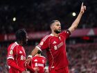 Jogadores do Liverpool celebram gol em dia de homenagens a Diogo Jota na estreia da Premier League. 