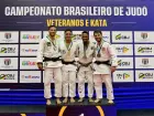 Atletas premiados no pódio do Campeonato Brasileiro de Judô Veteranos e Kata 2025, realizado em Barueri (SP); Mato Grosso do Sul conquistou nove medalhas na competição.