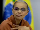 Ministra Marina Silva foi hospitalizada em Brasília após dor lombar; apresenta fratura leve na vértebra L4 e seguirá trabalhando remotamente.