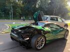 McLaren Artura Spider, avaliada em mais de R$ 2,5 milhões, ficou com a traseira destruída após colisão em rotatória de Toledo (PR); ninguém se feriu.