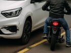 Motoqueiro causa acidente no Centro de Campo Grande e foge
