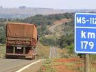 Caminhão trafega pela MS-112, em trecho que integra concessão da Way desde 2023; rodovia receberá obras com recursos liberados pelo BNDES.