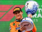 O piloto australiano Oscar Piastri, vencedor da McLaren, comemora no pódio após o GP da Holanda de Fórmula 1 no Circuito de Zandvoort. 