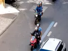 Motociclistas de aplicativos transitam pelas ruas do centro do Rio 
