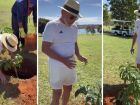 O presidente Luiz Inácio Lula da Silva durante plantio de muda de Baobá no Palácio da Alvorada, em Brasília, no Dia dos Pais de 2025.