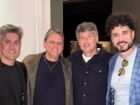 O governador de São Paulo, Tarcísio de Freitas, e o cantor Latino participaram de jantar com empresários na casa do artista.