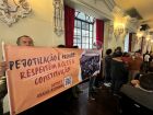 Sindicalistas e entregadores protestam contra pejotização em palestra de Barroso na Faculdade de Direito da USP.
