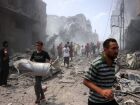 Palestinos inspecionam os escombros de um prédio na Cidade de Gaza após um bombardeio israelense 