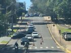 Trecho da avenida Antônio Maria Coelho, no bairro Veraneio, parcialmente bloqueado após colisão entre Parati e viatura descaracterizada da Polícia Civil, na manhã desta terça-feira (12).