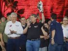 O governador de São Paulo, Tarcísio de Freitas (Republicanos), segura um boneco de Bolsonaro na Festa do Peão de Barretos 